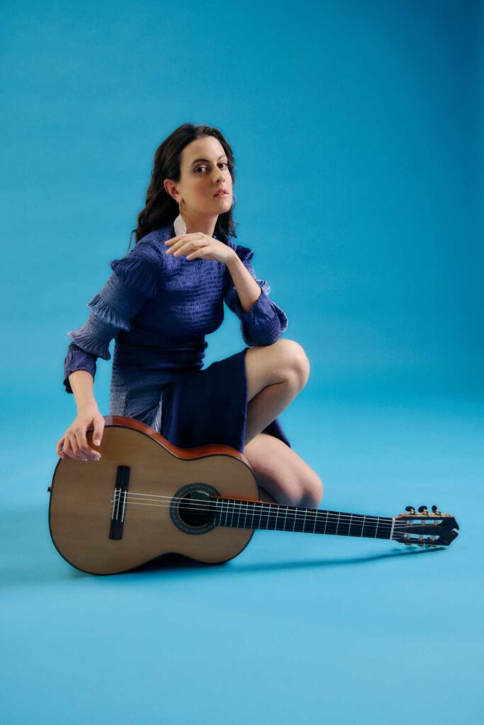 Antía Muíño Fondo Azul con Guitarra