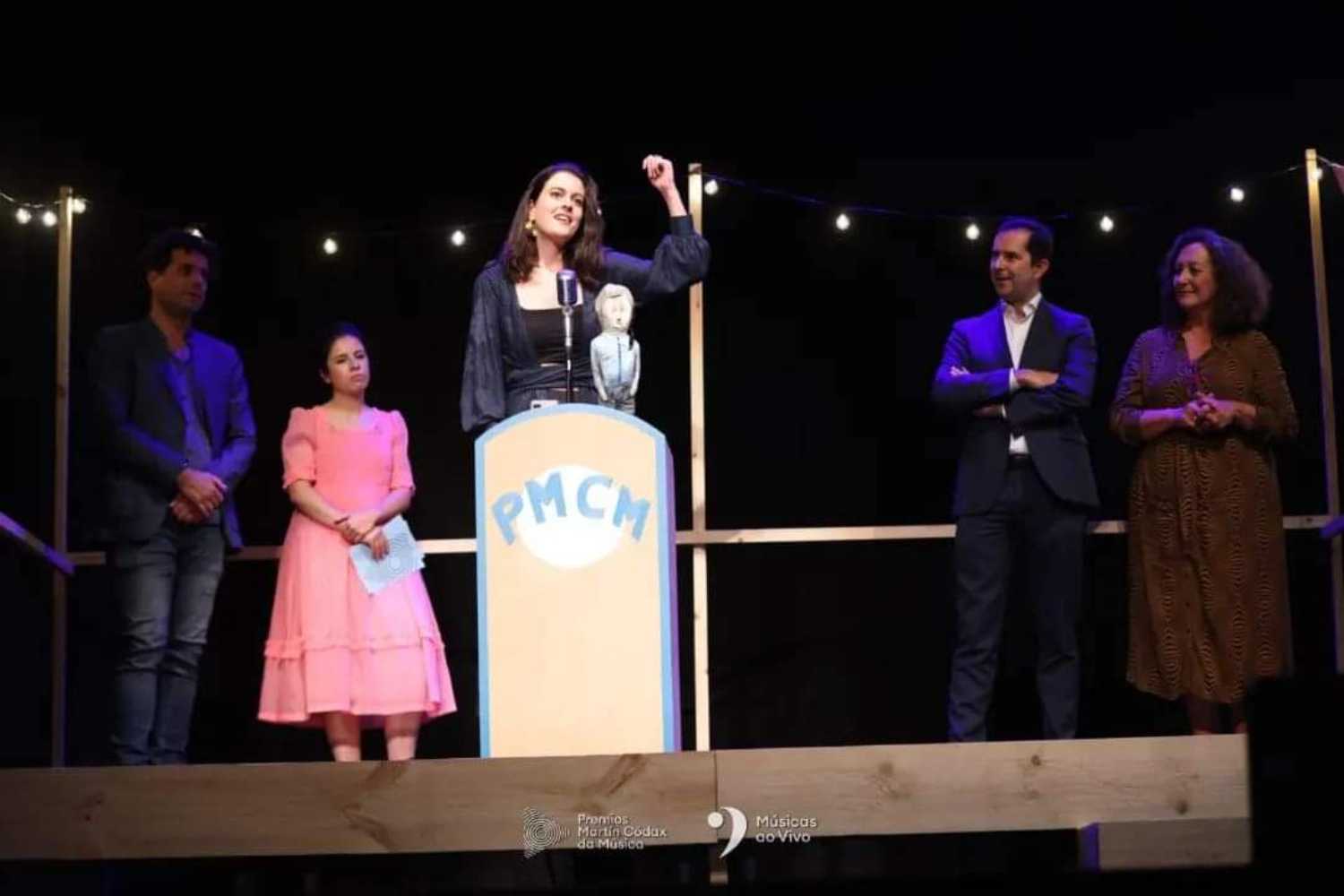 Antía Muíño recollendo o premio Martín Códax