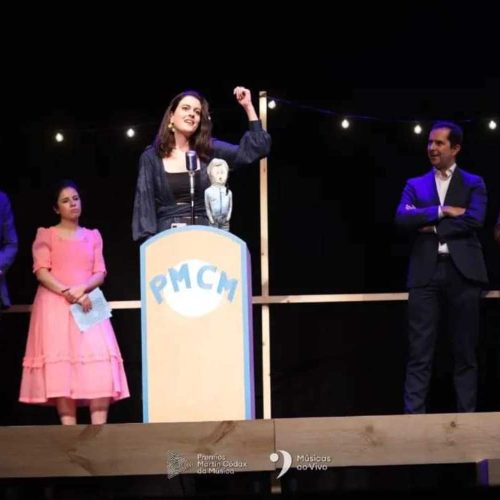 Antía Muíño recollendo o premio Martín Códax