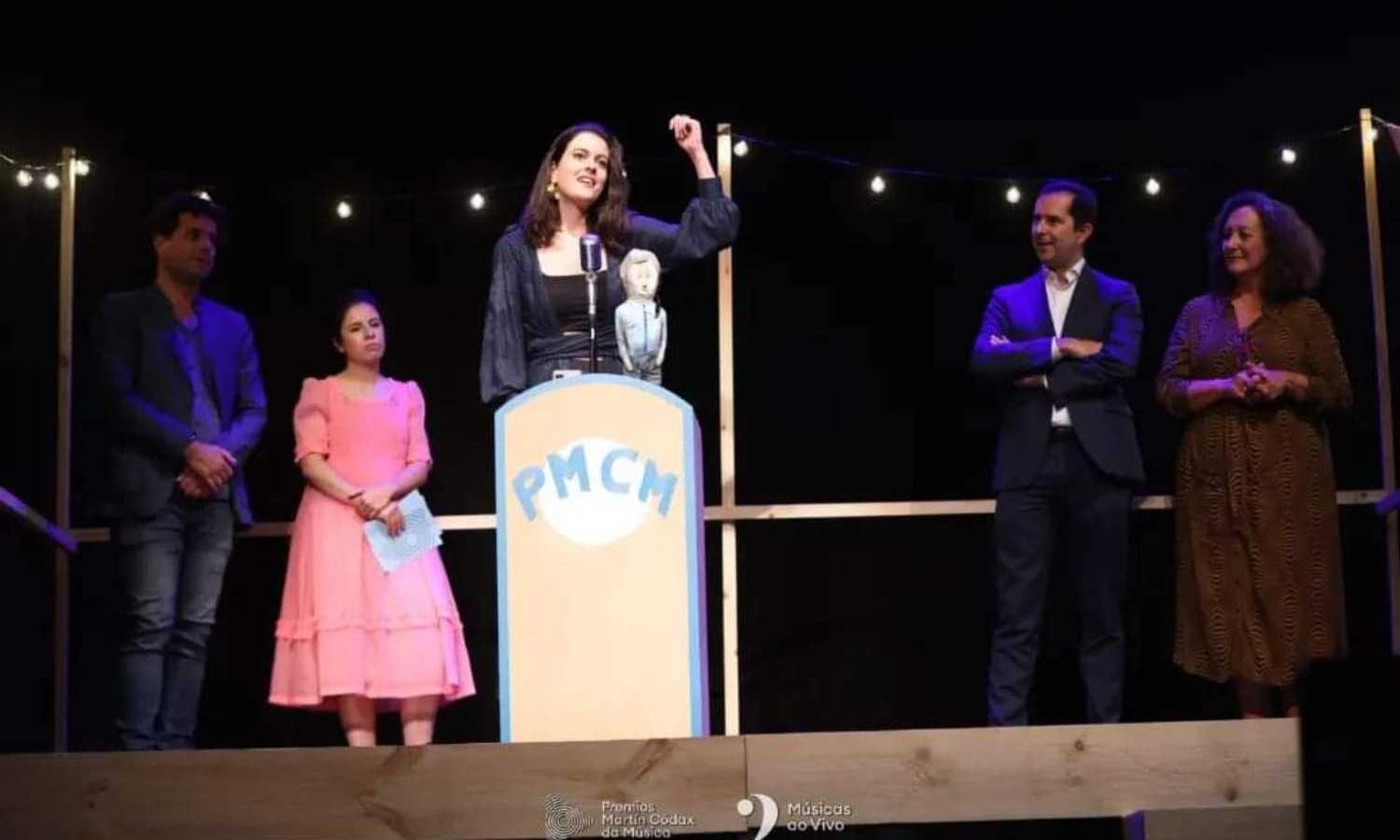 Antía Muíño recollendo o premio Martín Códax